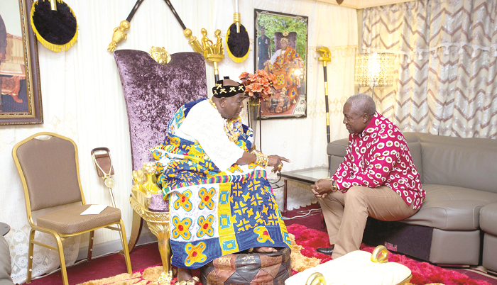  President Mahama in a tête-à-tête with Togbui Sri during his tour of the Volta Region